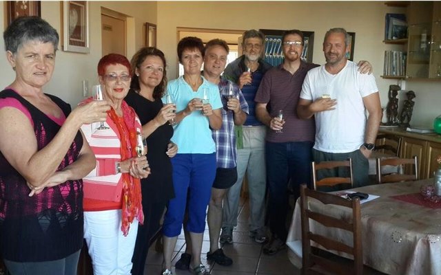 Die eienaar van Perlemoen Staptoere, Karen Anderson saam met â€˜n deel van haar span, Annelie en Barry Hanekom, prof Leon Hugo wat Perlemoen Staptoere begin het, Roetter Smit en Henk van Zyl, asook die gasvrouens van Aire del Mar, Ria Strydom en Nelia Immelman, met Eureka Smal agter die kamera